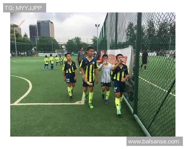 足球明星化身路人惊喜现身街头引发围观视频曝光趣味十足