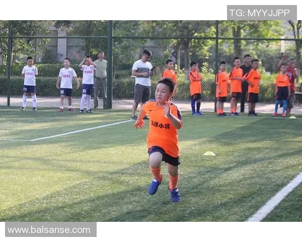 足球明星卡通动漫的奇幻冒险之旅带你领略绿茵场上的精彩瞬间与梦想追逐