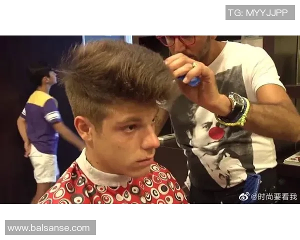 足球明星发型花纹图案男士时尚潮流解析与搭配技巧分享