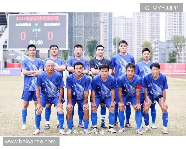 足球明星在沙发上休闲时刻的精彩瞬间展示