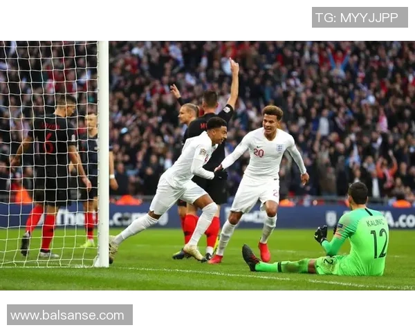 足球明星在比赛中意外遭遇裤子被脱事件引发全场哗然与热议