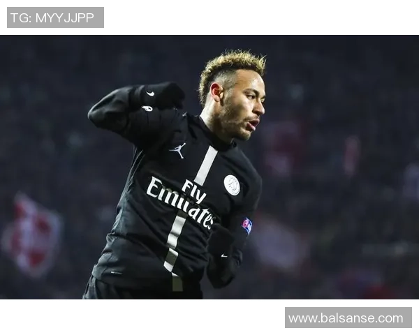 足球明星在社交平台发布广告引发热议，品牌合作新趋势显现