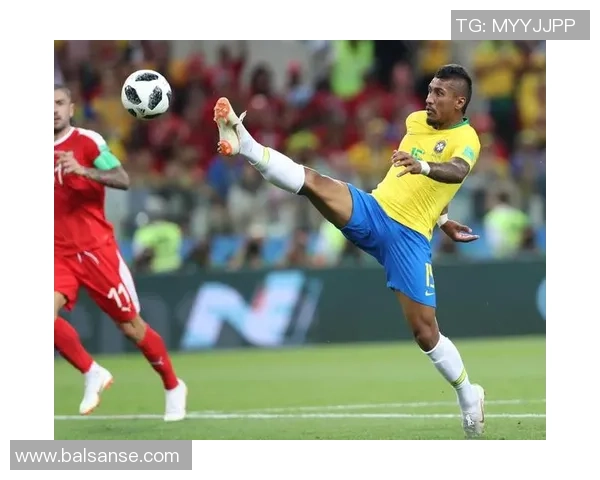 足球明星在训练中射门20球展现超强技巧与精准度引发球迷热议