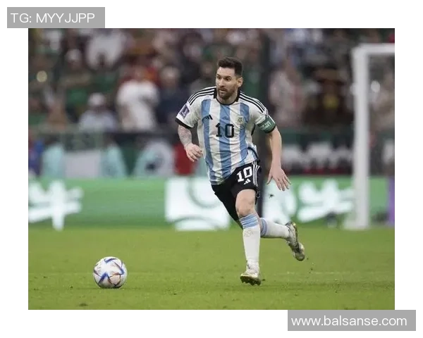 足球明星在逆境中展现坚韧与遗憾的背影与心声