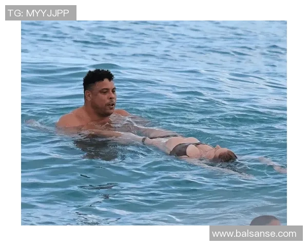 足球明星女友在沙滩度假尽显风采美丽瞬间令人心动不已 足球明星女友在沙滩度假尽显风采美丽瞬间令人心动不已