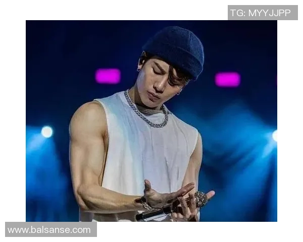 足球明星展现完美腹肌的魅力瞬间与健身秘诀分享