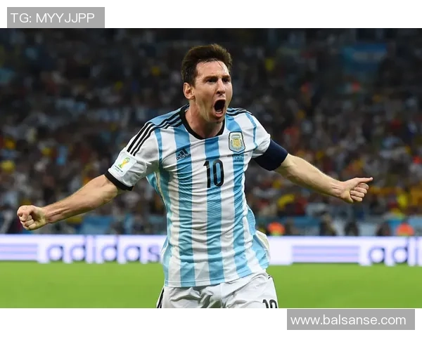 足球明星抱胸姿态展现自信魅力的精彩瞬间合集