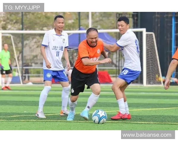 足球明星悠闲散步高清视频展现明星风采与日常生活的完美结合