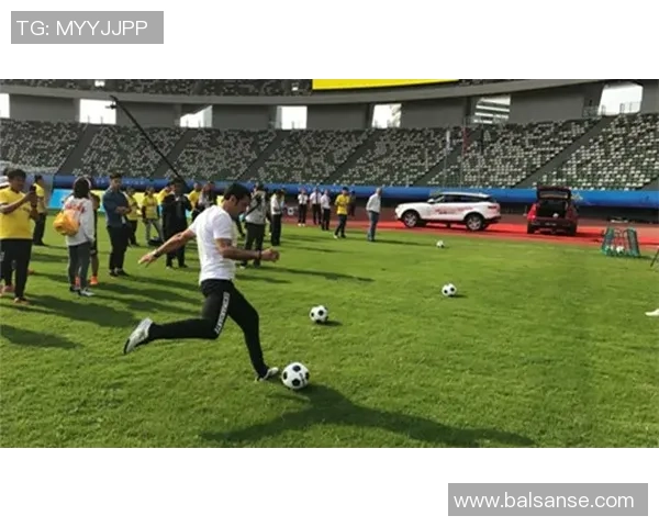 足球明星携手发起纸巾挑战引发全民参与热潮助力环保行动 足球明星携手发起纸巾挑战引发全民参与热潮助力环保行动