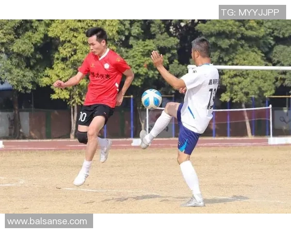 足球明星携儿子共赏精彩赛事亲子时光尽显温馨与快乐 足球明星携儿子共赏精彩赛事亲子时光尽显温馨与快乐