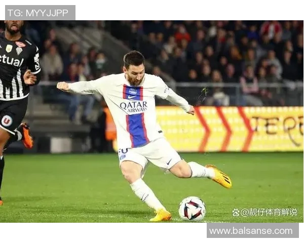 足球明星换下场后展现真实自我与场外生活的精彩瞬间