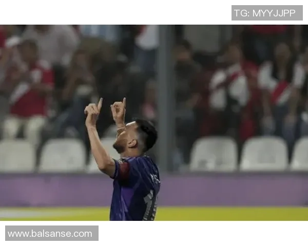 足球明星挑战自我擦镜子展现真实一面引发网友热议 足球明星挑战自我擦镜子展现真实一面引发网友热议