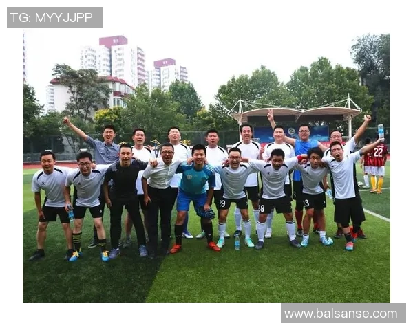 足球明星比心头像展示热爱与激情的完美结合，传递友谊与团结的力量