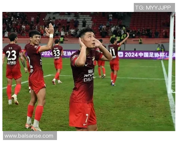 足球明星激烈互骂瞬间大揭秘精彩图片回顾引发球迷热议与讨论