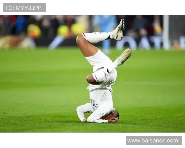 足球明星滑跪失败引发热议网友调侃其技术水平与表现差距大 足球明星滑跪失败引发热议网友调侃其技术水平与表现差距大