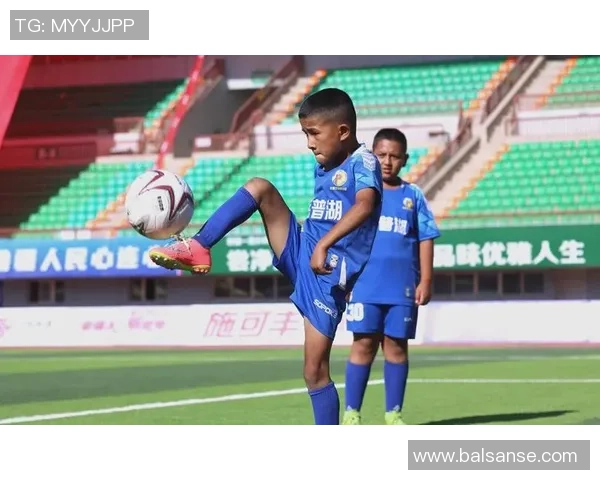 足球明星的全身照片展示他们的风采与魅力，感受足球场上的激情与荣耀