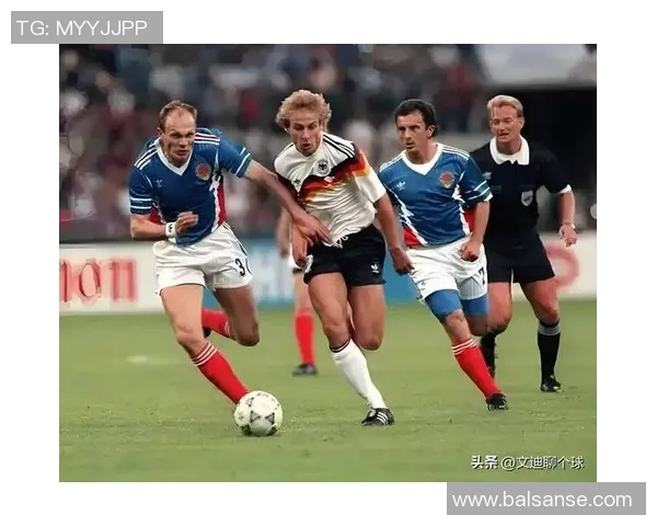 足球明星的风采与魅力展现：他们如何在绿茵场上书写传奇人生