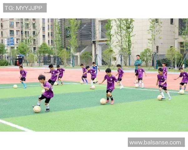 足球明星经典动作模仿大赛展现球场魅力与风采 足球明星经典动作模仿大赛展现球场魅力与风采