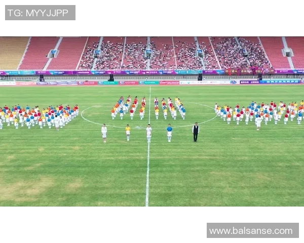 足球明星艺术品展现球场魅力与创意结合的独特商品体验 足球明星艺术品展现球场魅力与创意结合的独特商品体验